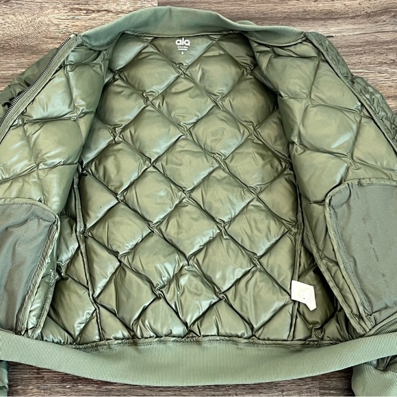Alo Yoga Camo Quilted Down Puffer Bomber Jacket Full Zip Womens Size Small Green - Picture 6 of 7